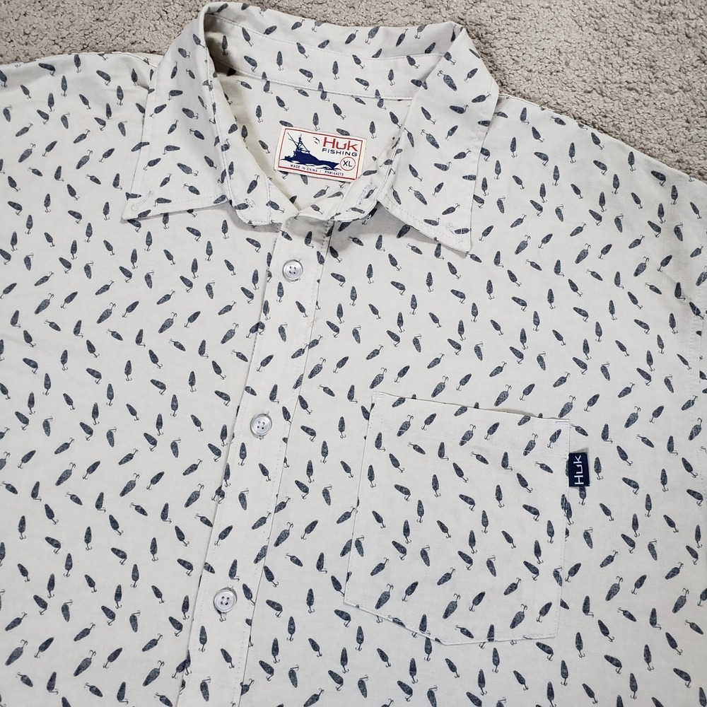 Huk Fishing Shirt Mens XL Beige Short Sleeve Button-Up Lure Graphic Pockets